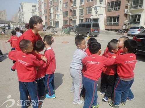 河北廊坊紅纓小神龍幼兒園“進社區(qū) 送愛心”活動