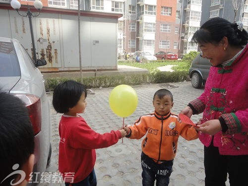 河北廊坊紅纓小神龍幼兒園“進社區(qū) 送愛心”活動