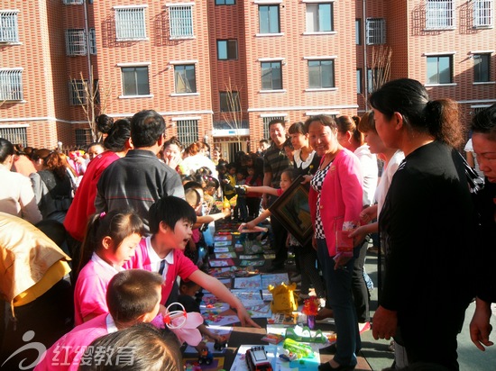 寧夏平羅紅纓東方明珠幼兒園舉辦“手拉手獻(xiàn)愛心”義賣活動