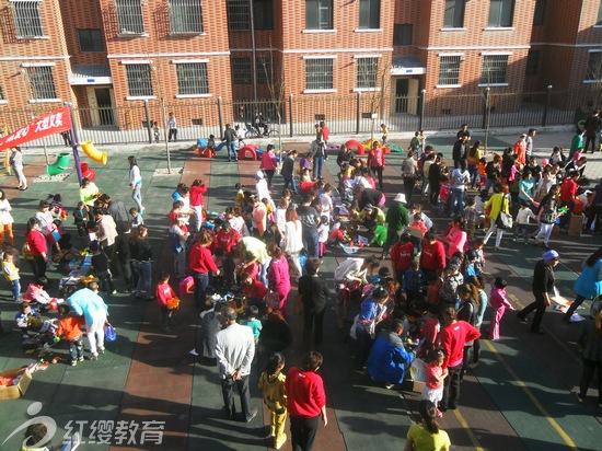 寧夏平羅紅纓東方明珠幼兒園舉辦“手拉手獻(xiàn)愛心”義賣活動