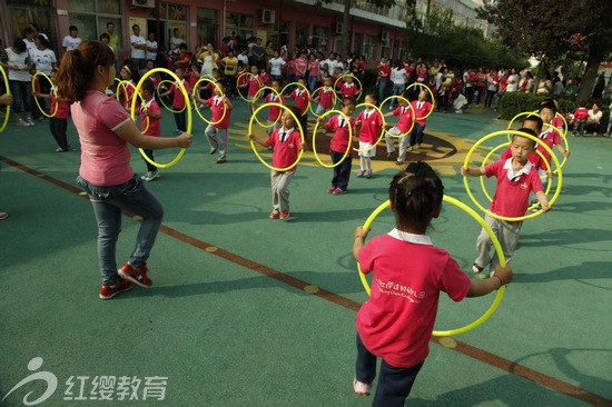 山西運(yùn)城東鎮(zhèn)紅纓貝貝幼兒園舉辦六一親子運(yùn)動(dòng)會(huì)