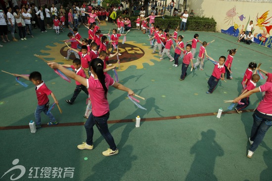 山西運(yùn)城東鎮(zhèn)紅纓貝貝幼兒園舉辦六一親子運(yùn)動(dòng)會(huì)