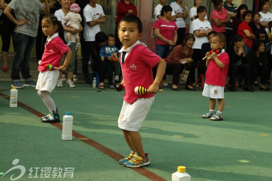 山西運(yùn)城東鎮(zhèn)紅纓貝貝幼兒園舉辦六一親子運(yùn)動(dòng)會(huì)