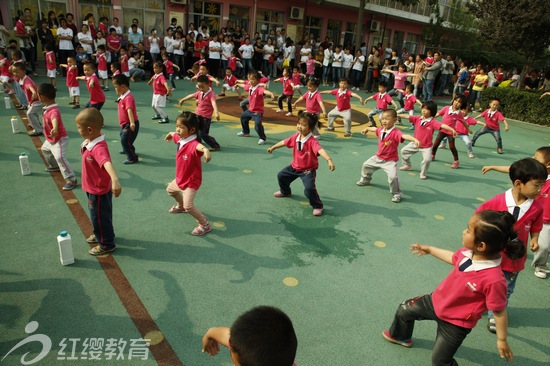 山西運(yùn)城東鎮(zhèn)紅纓貝貝幼兒園舉辦六一親子運(yùn)動(dòng)會(huì)