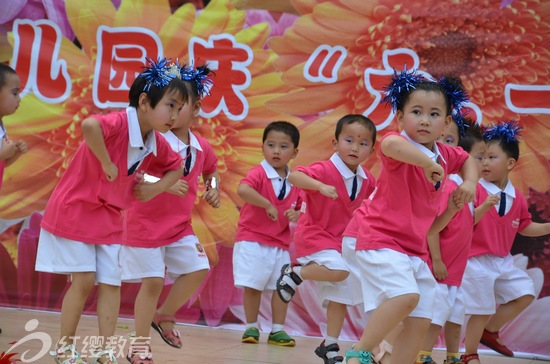 四川蓬安紅纓東華幼兒園舉辦慶六一大型文藝演出