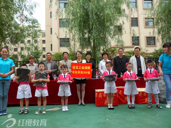 甘肅省總工會(huì)給紅纓添彩幼兒園的孩子們送來(lái)節(jié)日禮物