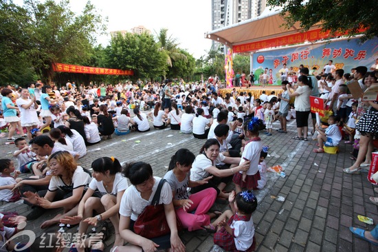 廣東湛江紅纓小天使幼兒園舉辦大型親子廣場(chǎng)舞活動(dòng)