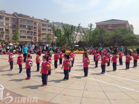 大連紅纓博樂英雙語幼兒園舉辦慶六一親子運(yùn)動會