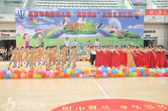 山東高密紅纓向陽(yáng)幼兒園舉辦慶六一大型文藝匯演