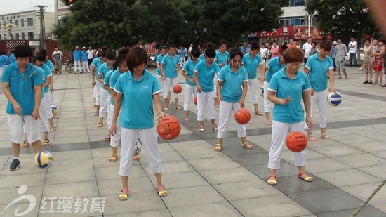 遼寧營口紅纓鴻城書香苑幼兒園舉辦首屆親子廣場舞活動(dòng)