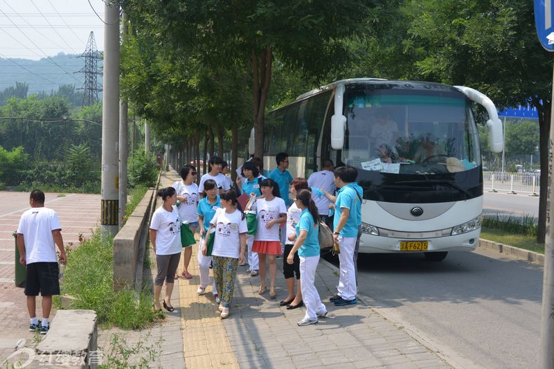 乘車抵達(dá)紅纓直營園