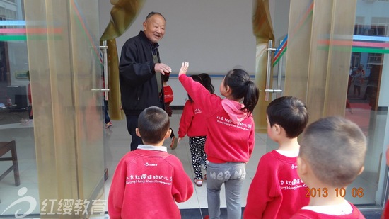 湖北安陸紅纓新世紀幼兒園開展敬老慰老獻愛心活動