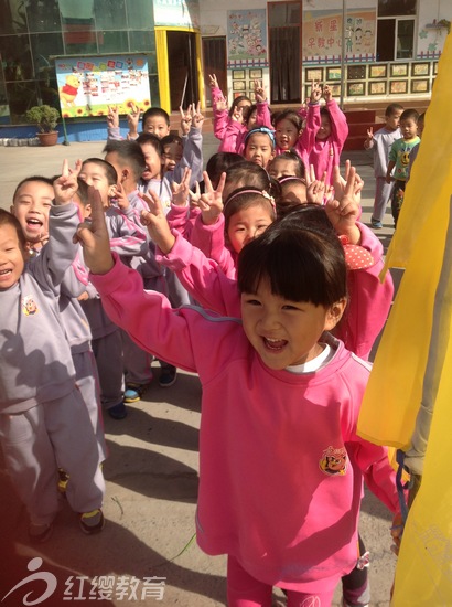 河南焦作紅纓新星幼兒園開展秋游果園采摘活動(dòng)