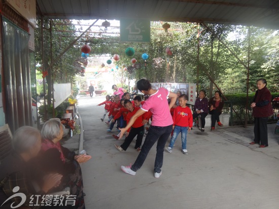 陜西華縣紅纓苗苗幼兒園開(kāi)展重陽(yáng)節(jié)關(guān)愛(ài)老人活動(dòng)