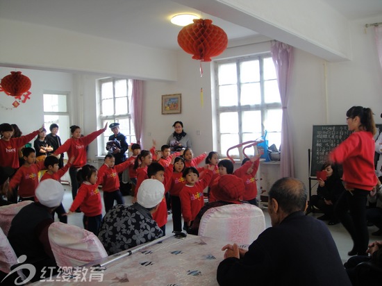 內蒙古包頭紅纓小精靈幼兒園舉辦“尊老、愛老”重陽節(jié)主題活動