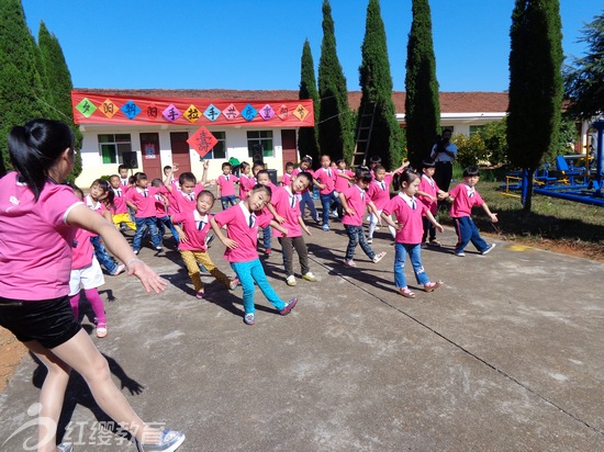 江西景德鎮(zhèn)紅纓大拇指幼兒園與老人共度重陽(yáng)節(jié)