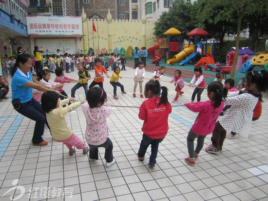 廣西玉林紅纓工會(huì)幼兒園展示“陽(yáng)光體育”