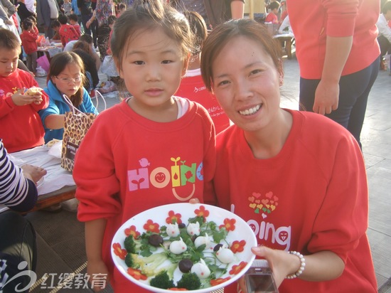 陜西寶雞紅纓愛德華佳苑幼兒園舉辦美食節(jié)活動(dòng)快樂美食節(jié)