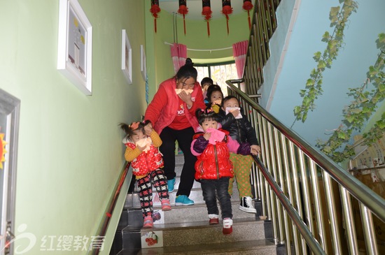 山東煙臺紅纓錦繡新城幼兒園舉辦消防演習