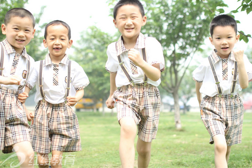 湖北孝感紅纓北辰幼兒園組織畢業(yè)班幼兒到大學(xué)活動