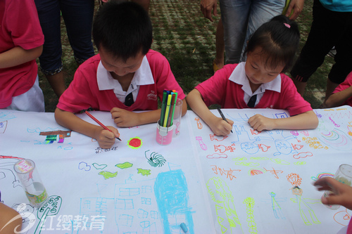 湖北丹江口紅纓陽光寶貝幼兒園舉辦幼兒長卷畫活動(dòng)