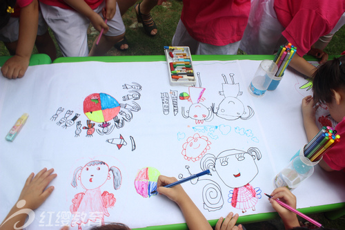 湖北丹江口紅纓陽光寶貝幼兒園舉辦幼兒長卷畫活動(dòng)